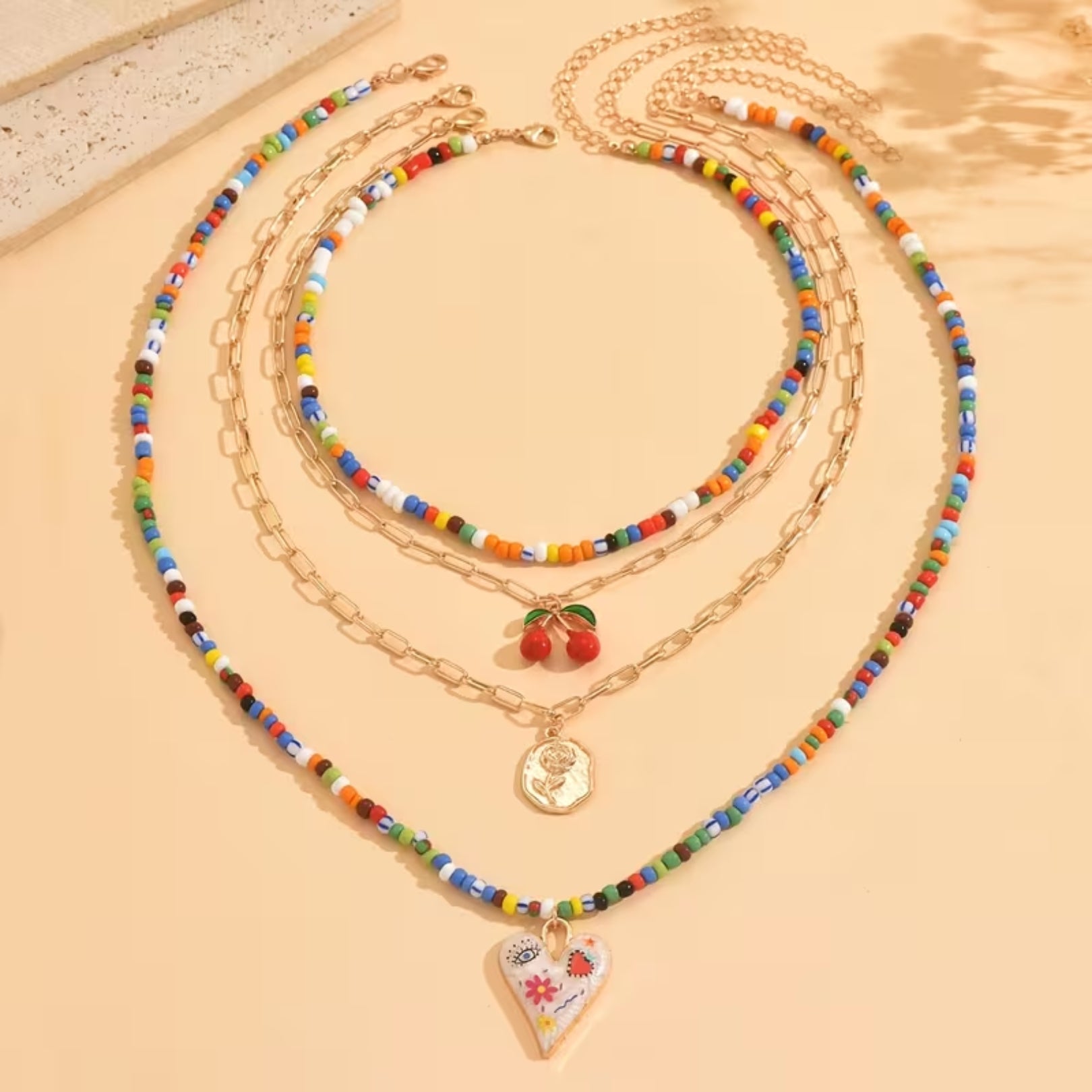 Collar Bohemio Multicapa para Mujer con Cuentas Multicolor y Dije de Cereza