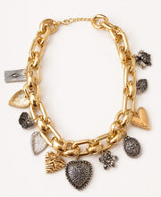 Collar dorado en cadenas con dijes