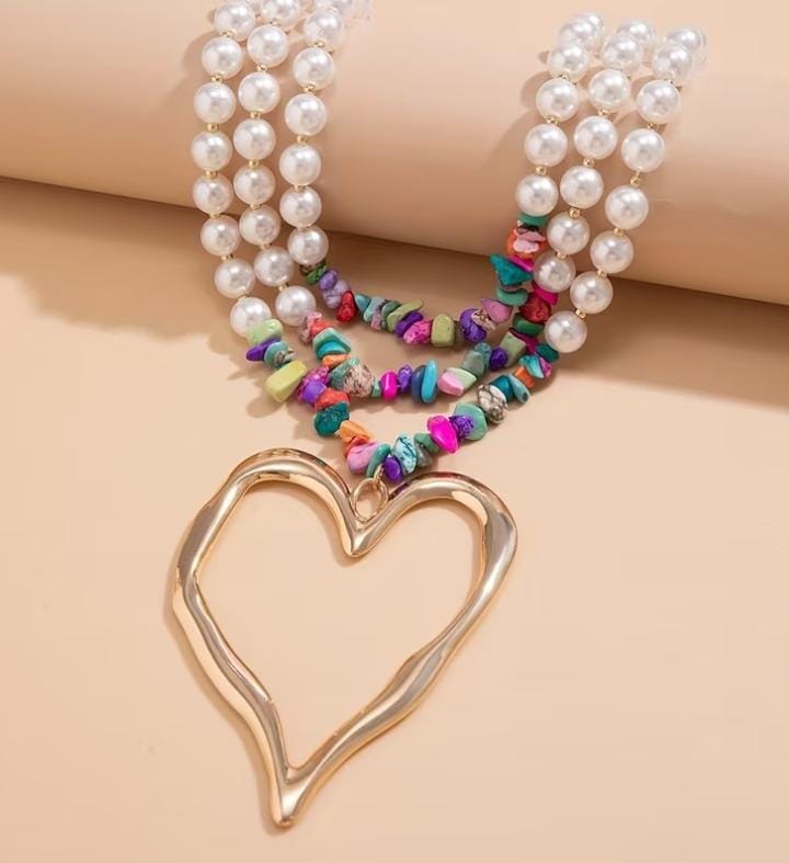 Collar Largo de Perlas y Piedras Multicolor con Dije Corazón Dorado