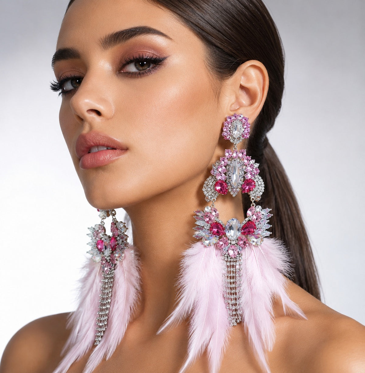 Aretes Largos De Plumas Rosadas Con Cristales Y Piedreria