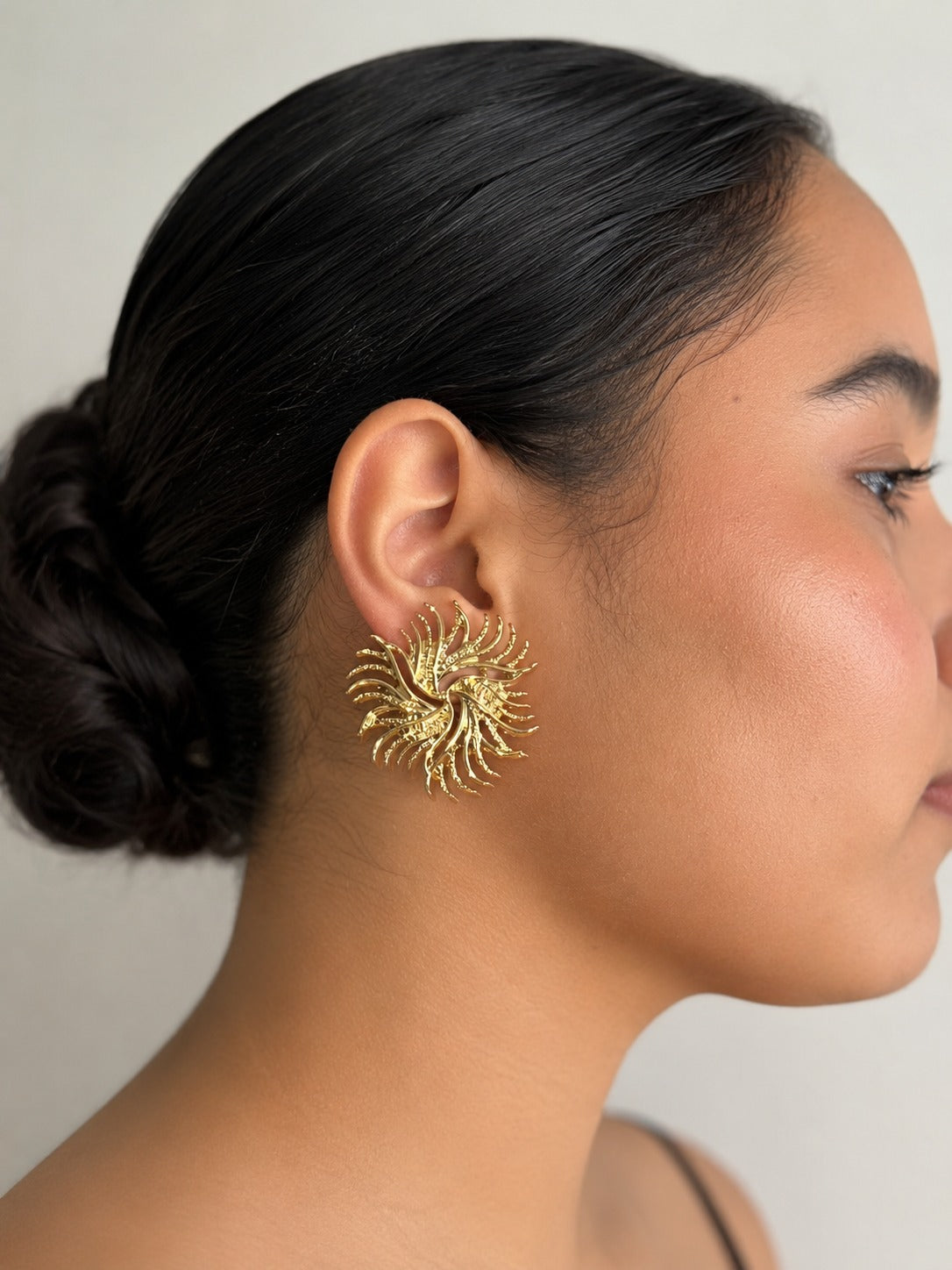 Aretes Dorados En Espiral Elegantes Con Diseño De Sol
