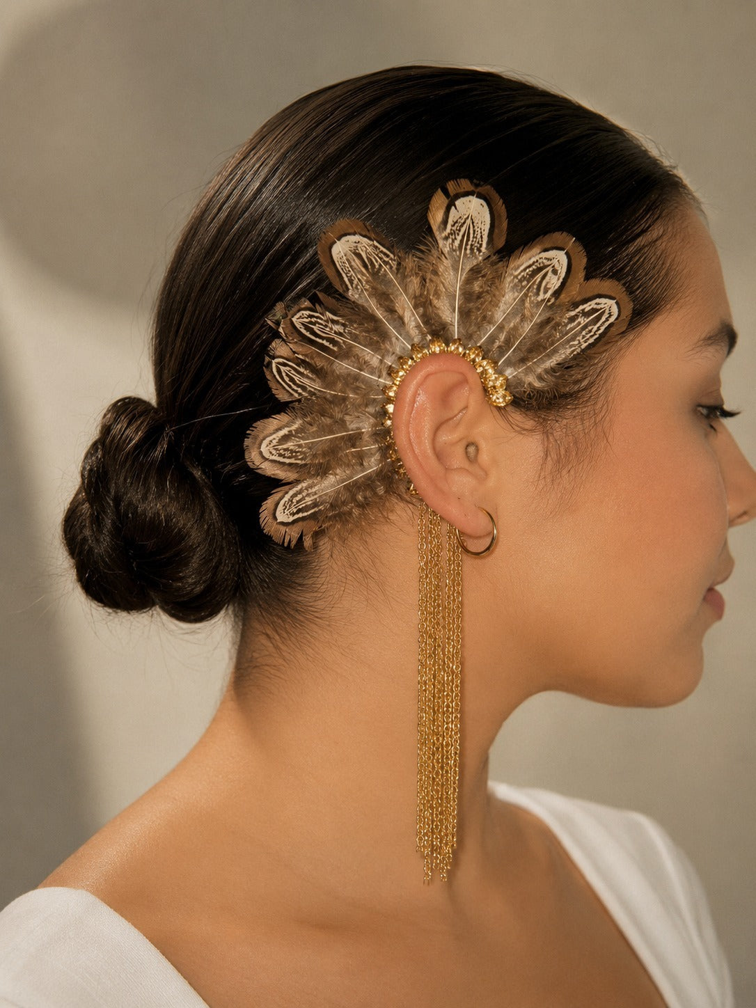 Arete De Pluma Marron Con Detalles Dorados