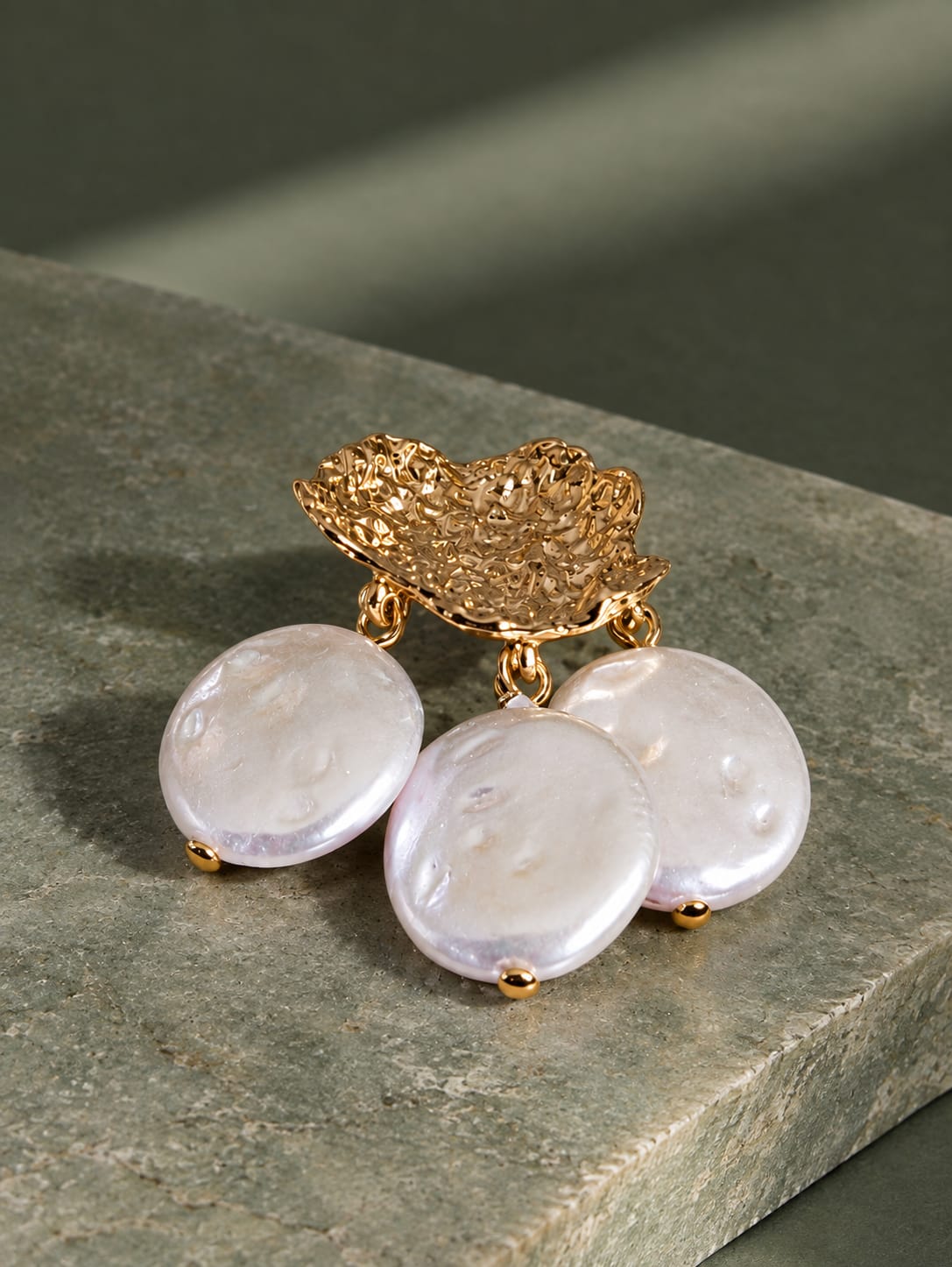 Aretes Dorados Con Perlas Blancas