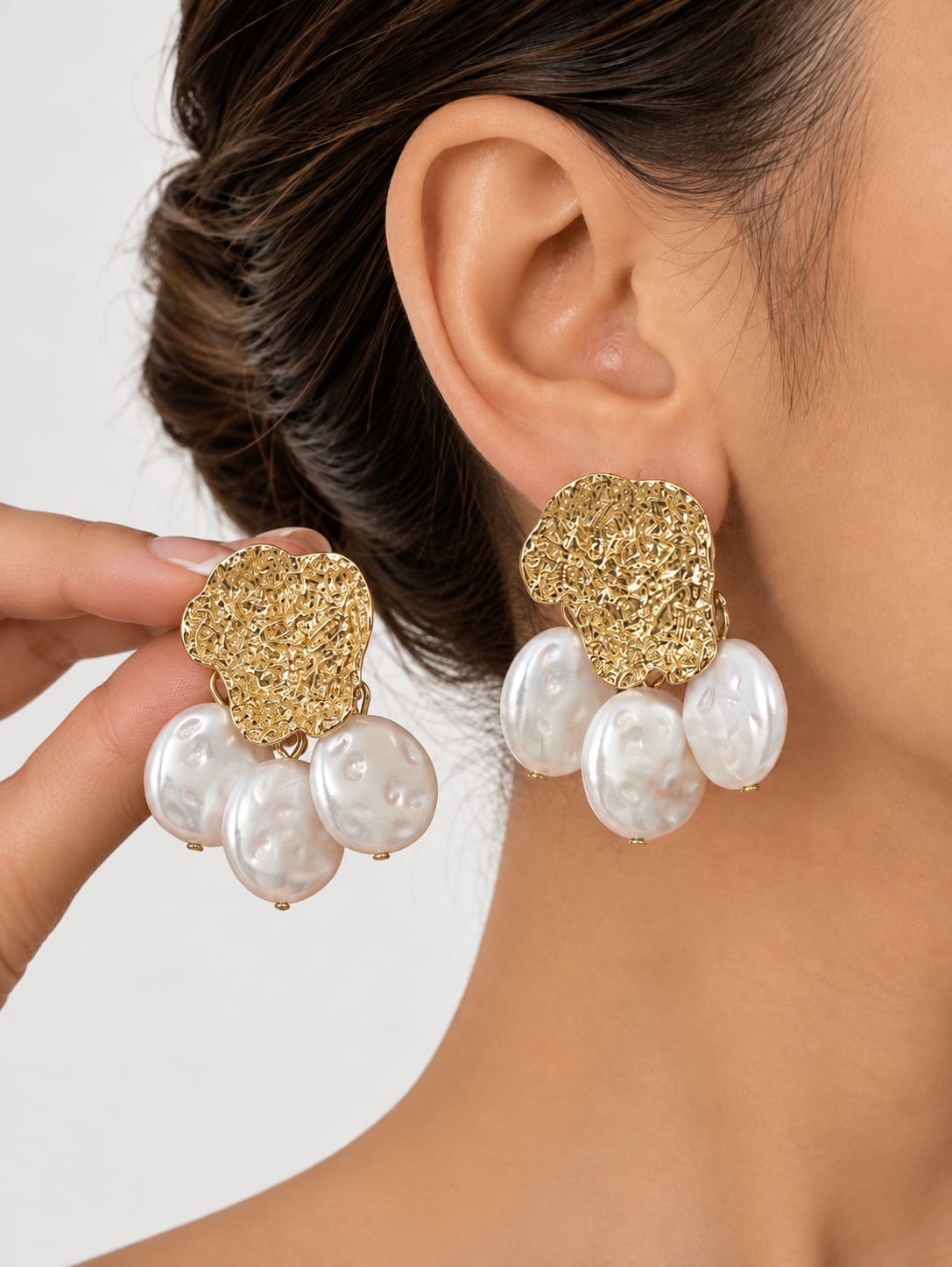 Aretes Dorados Con Perlas Blancas