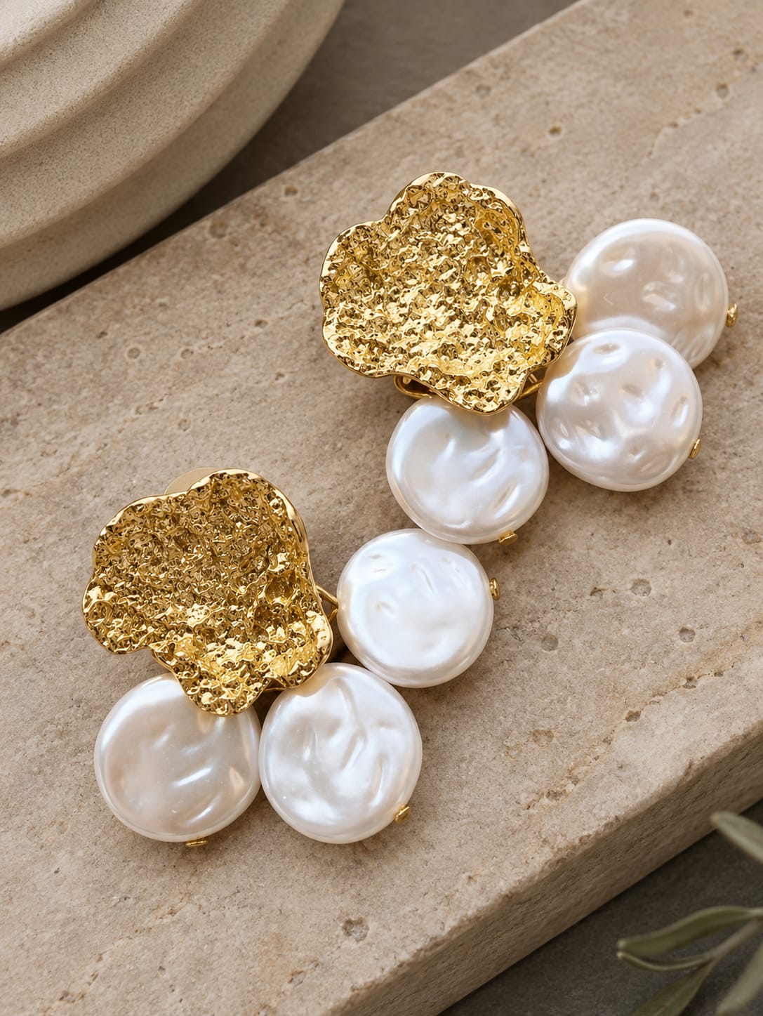 Aretes Dorados Con Perlas Blancas