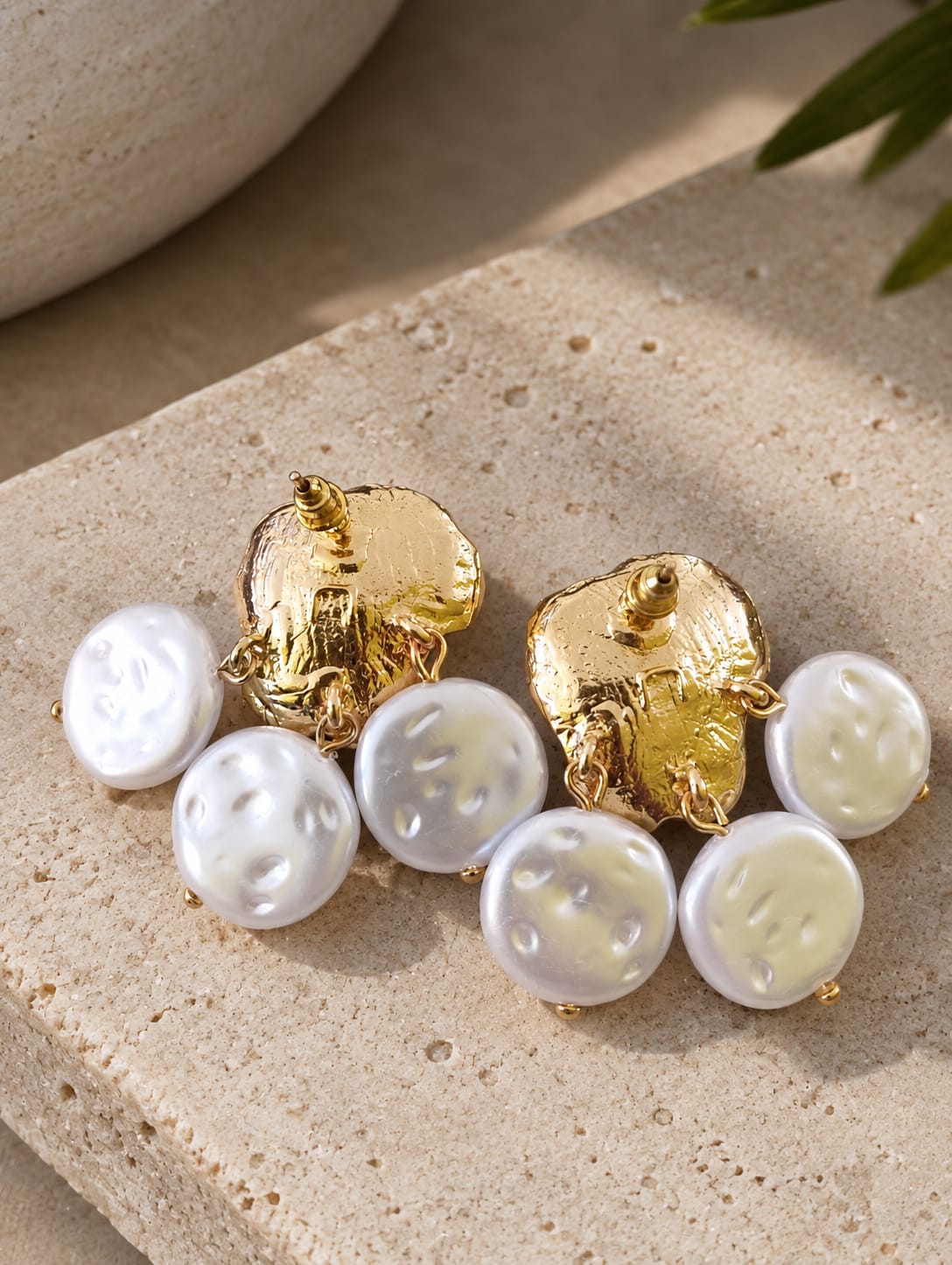 Aretes Dorados Con Perlas Blancas