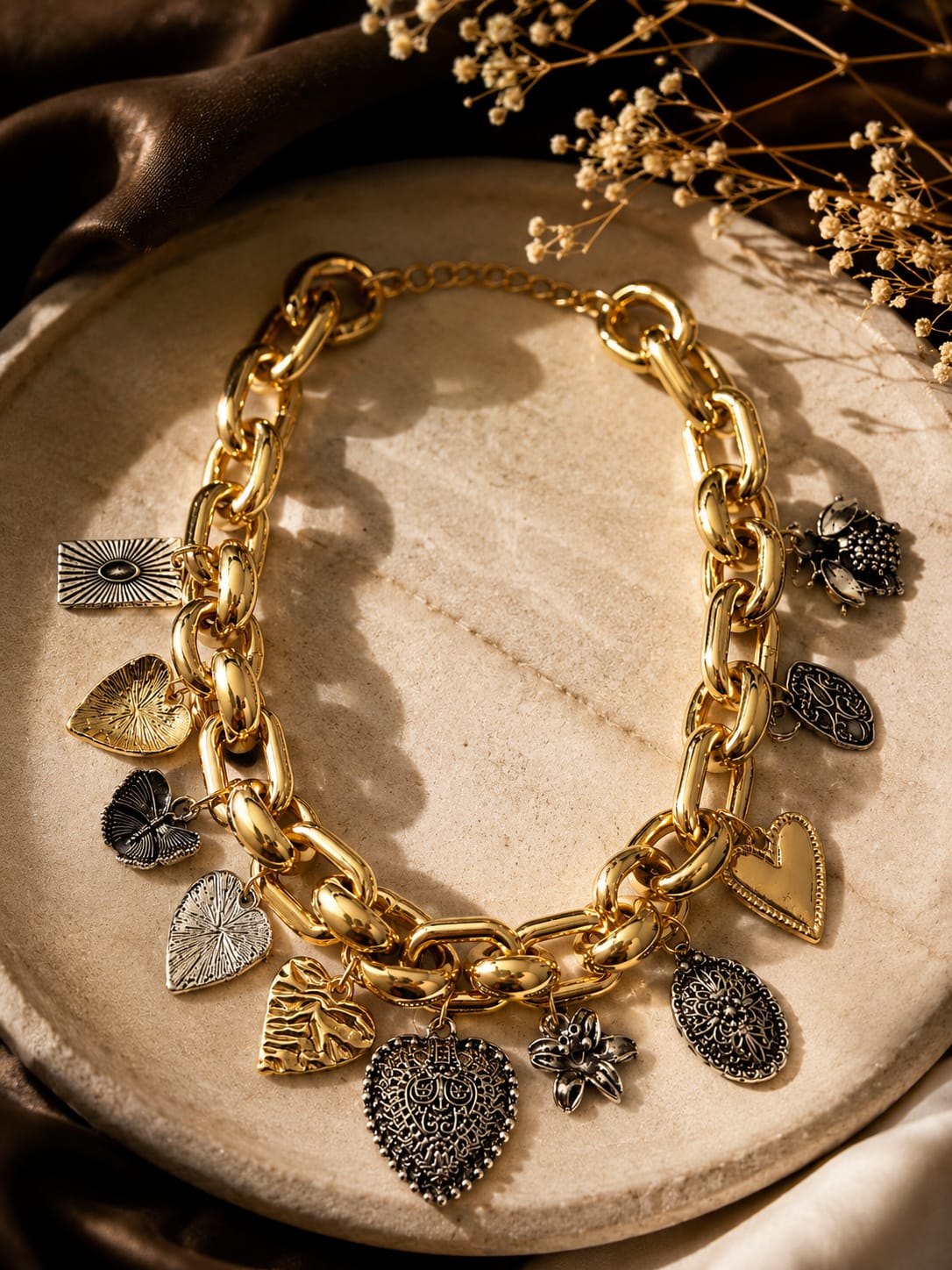 Collar dorado en cadenas con dijes