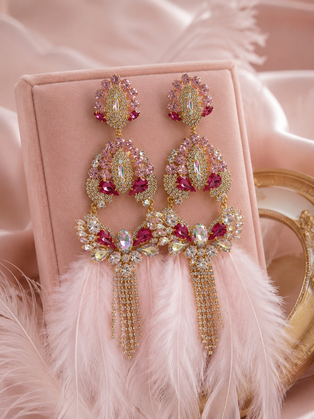 Aretes Largos De Plumas Rosadas Con Cristales Y Piedreria