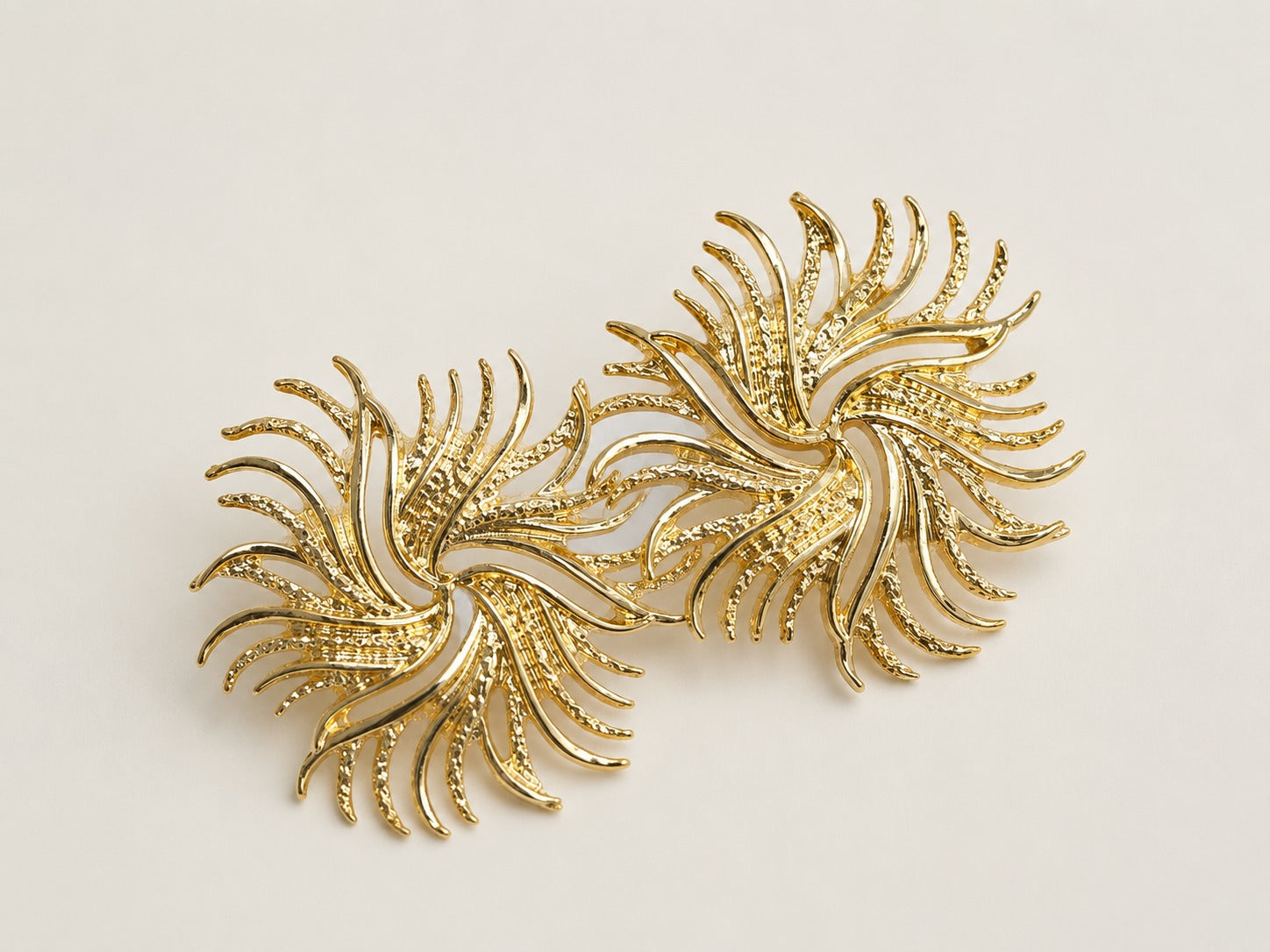 Aretes Dorados En Espiral Elegantes Con Diseño De Sol