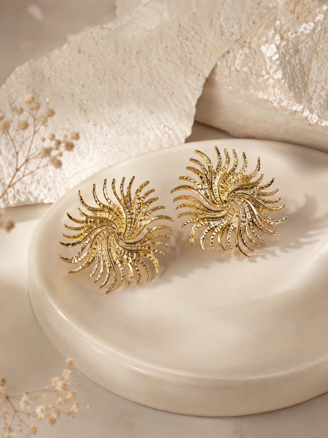 Aretes Dorados En Espiral Elegantes Con Diseño De Sol