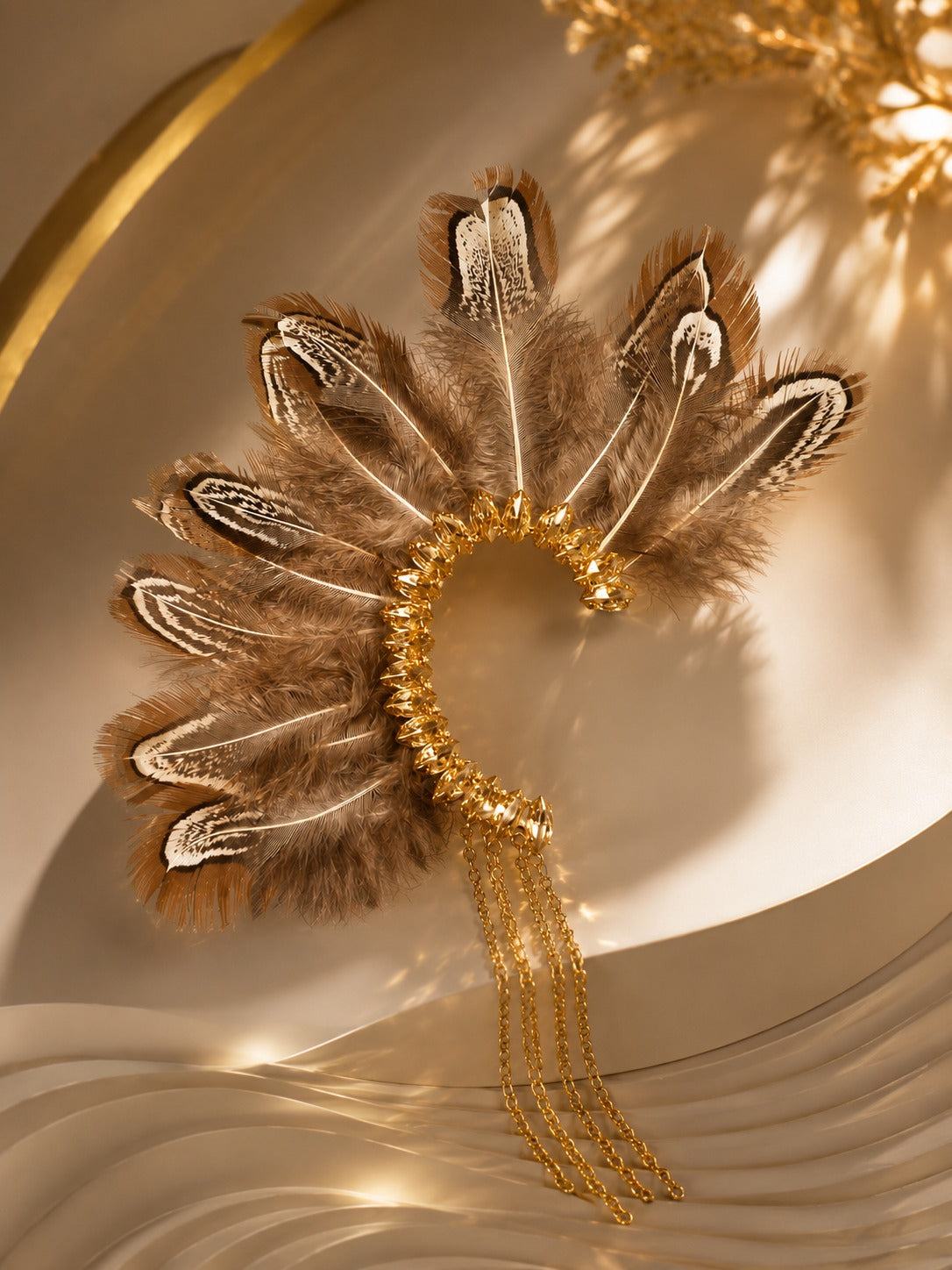 Arete De Pluma Marron Con Detalles Dorados