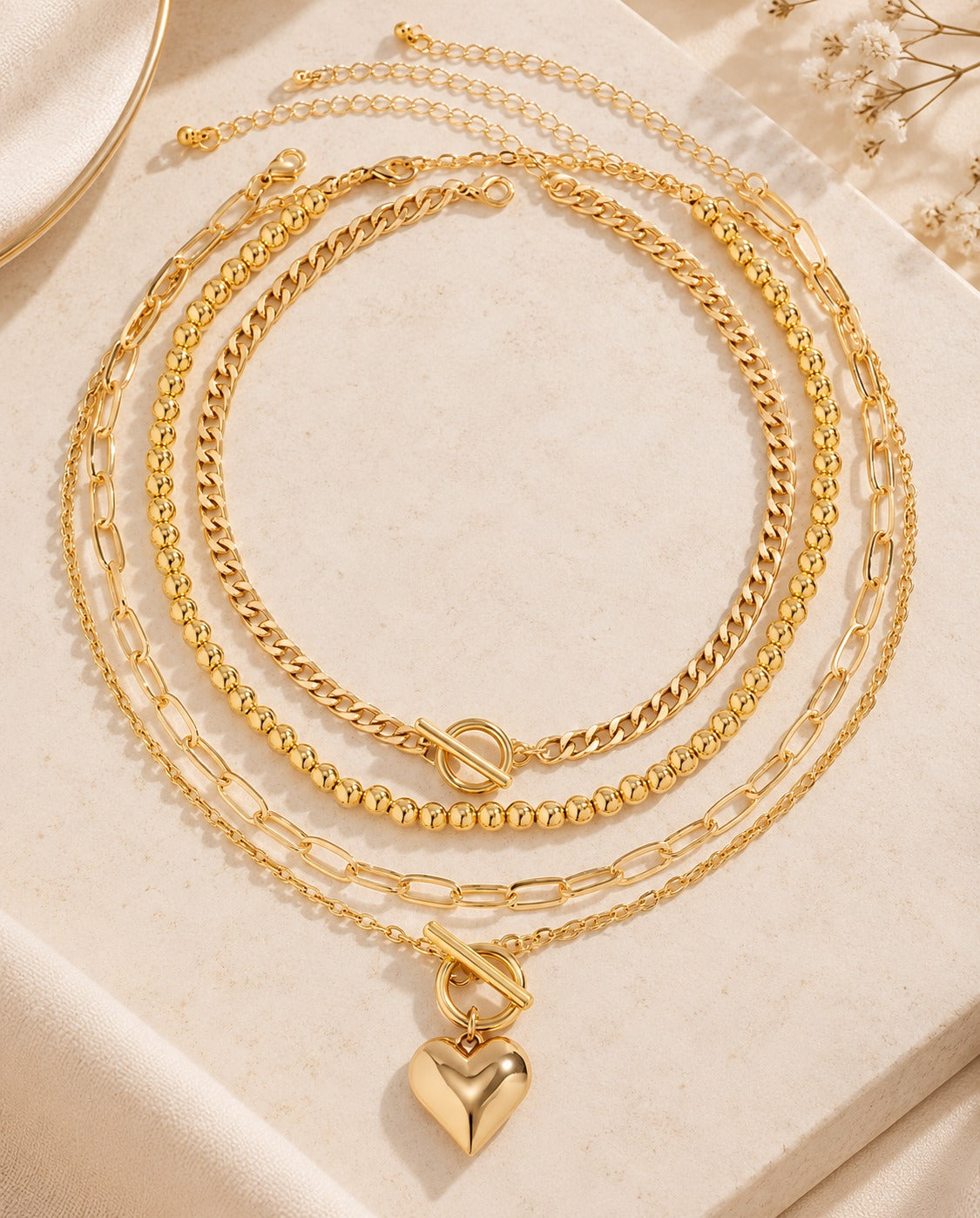 SET DE 4 COLLARES DORADOS PARA MUJER CON DIJE DE CORAZÓN