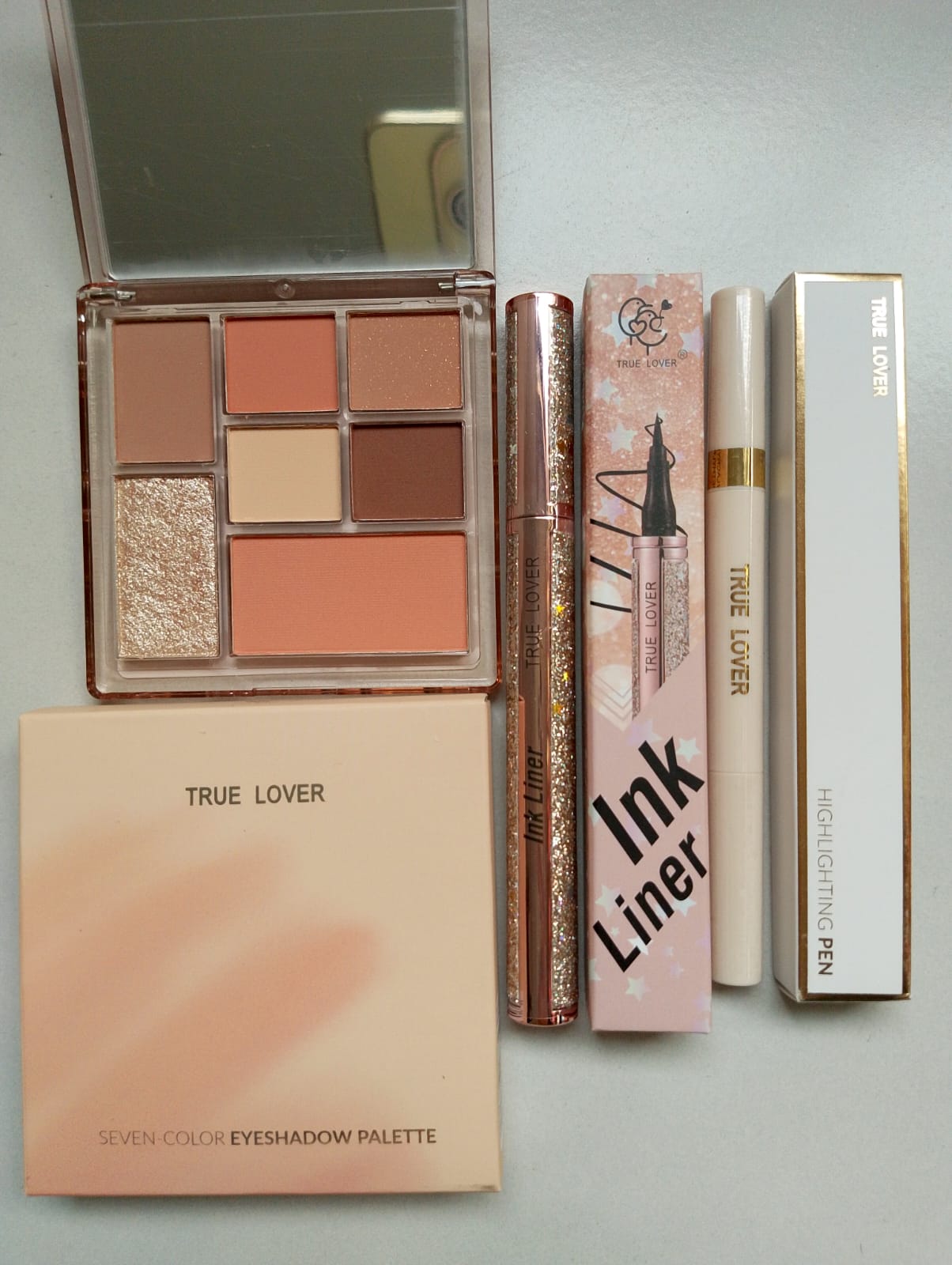 KIT MIRADA IMPACTO- PALETA DE SOMBRAS, DELINEADOR Y LAPIZ ILUMINADOR